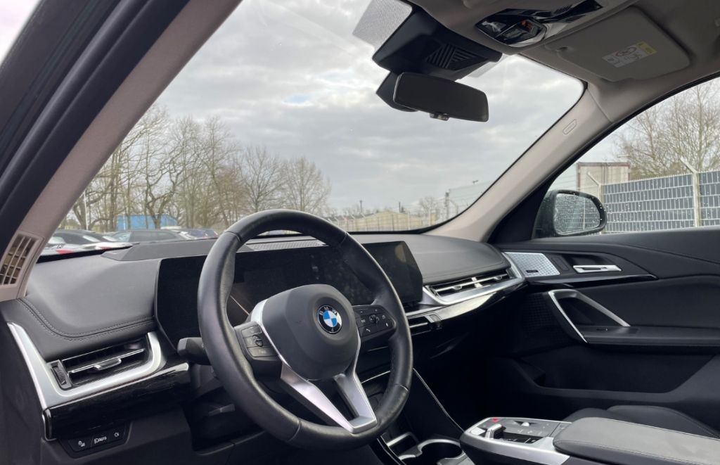 BMW X1 xDrive23i xLine DrivAssisProf HUD AHK Keyless foto 8