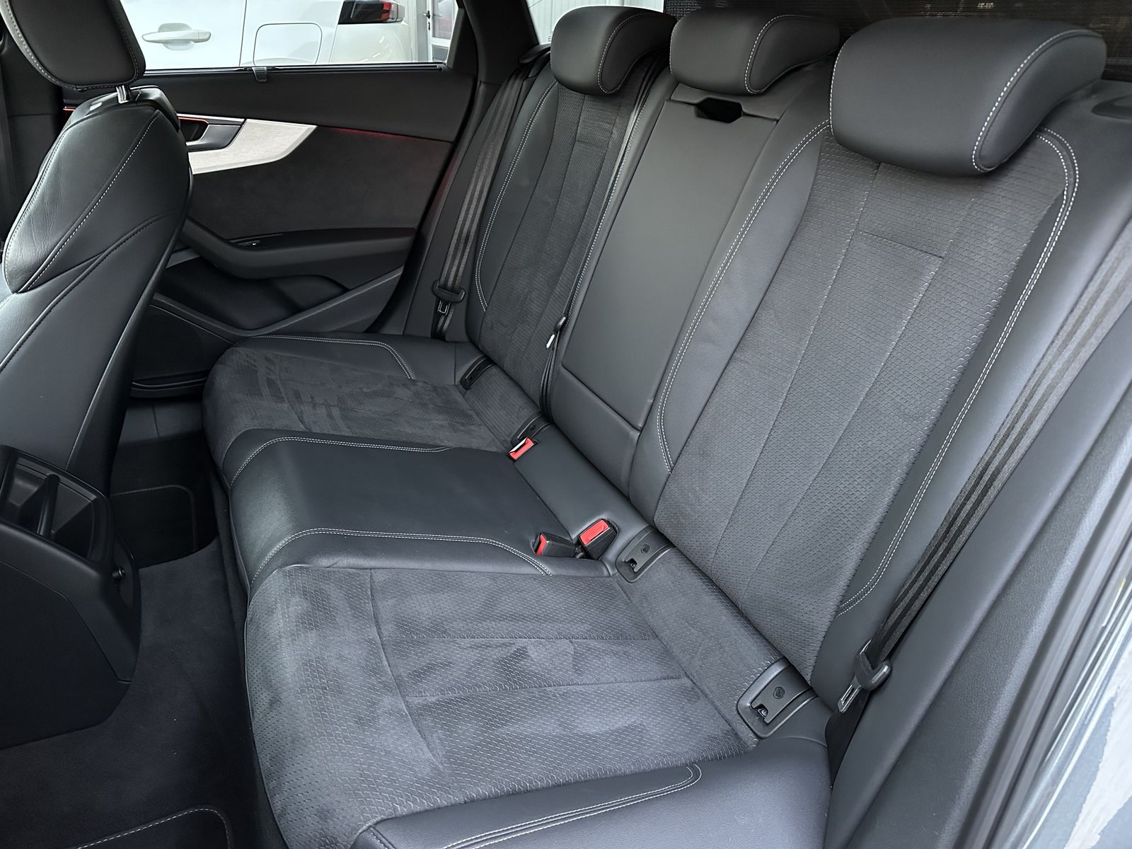 Audi A4 Avant 45 TFSI Qu S-Line Black NAV+LED+19ZOLL foto 9