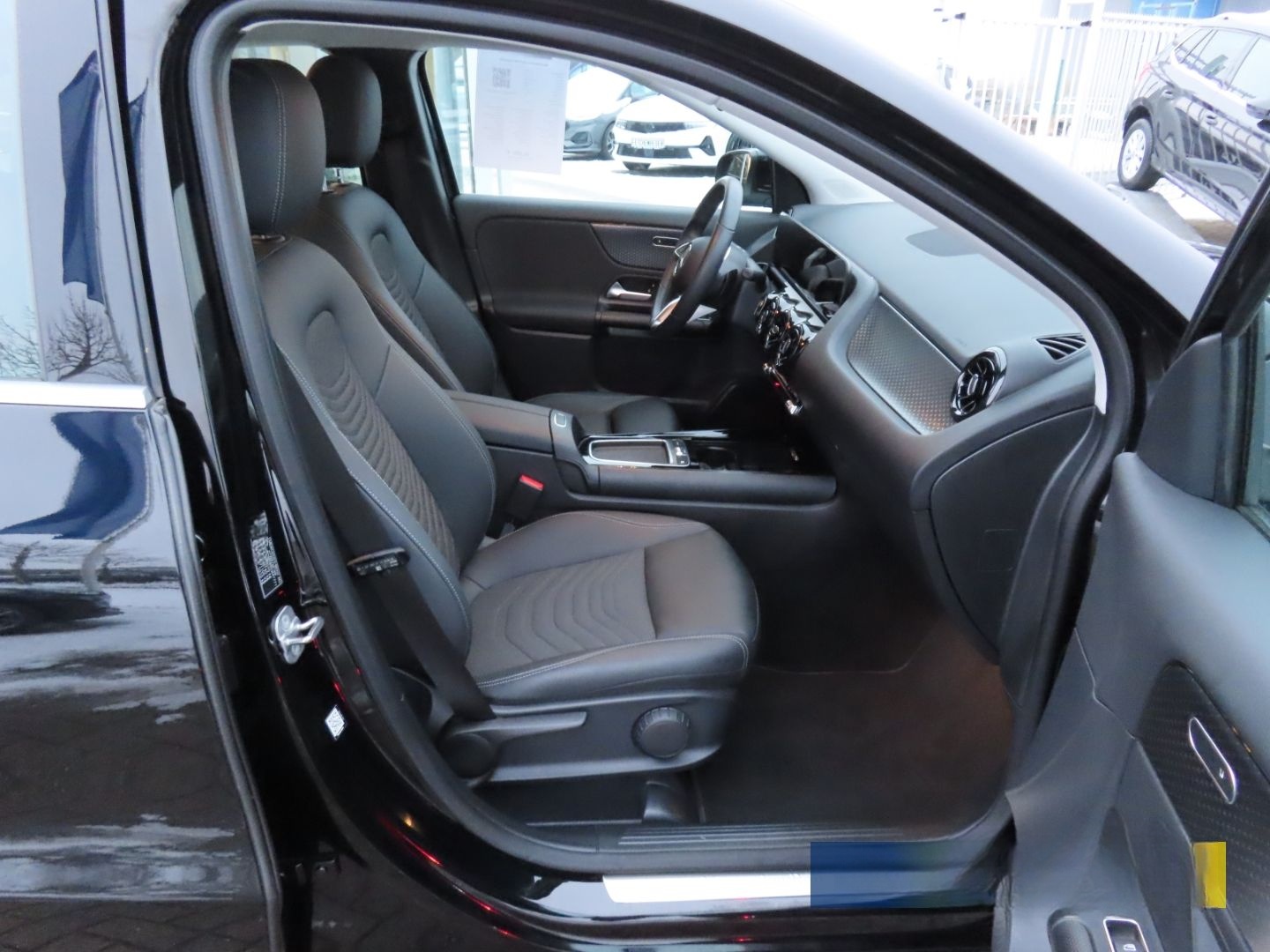 Mercedes-Benz GLA 180 Aut. NAVI+LED+RFK+SHZ+AAC+TEMP+ALU+MBUX foto 6