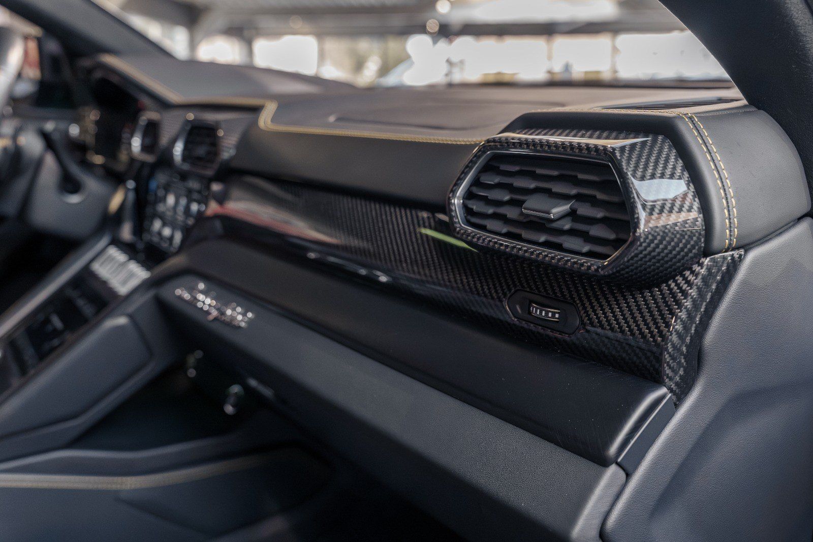 Lamborghini Urus Pano+Adas+Akrapovic+TV+Full Carbon+B&O-3D foto 19