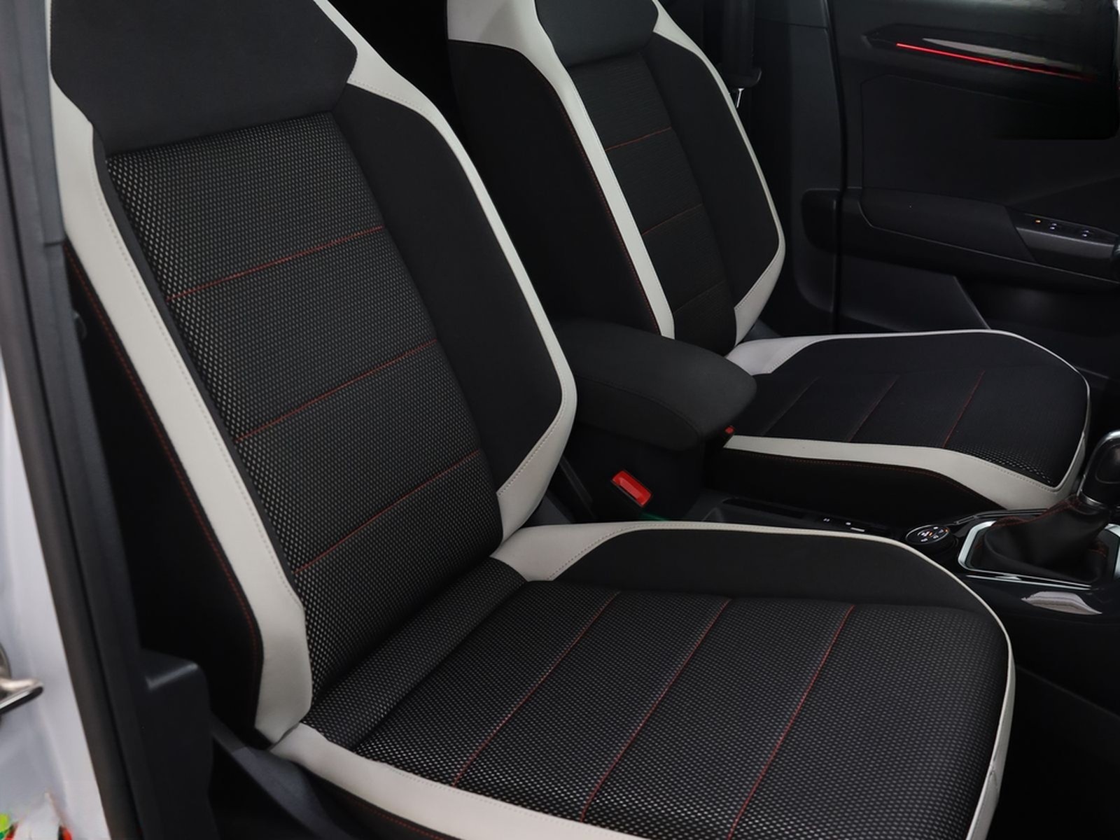 Volkswagen T-Roc 2.0 TSI 4M SPORT BEATS,PANO,KAMERA,KEYLESS foto 11