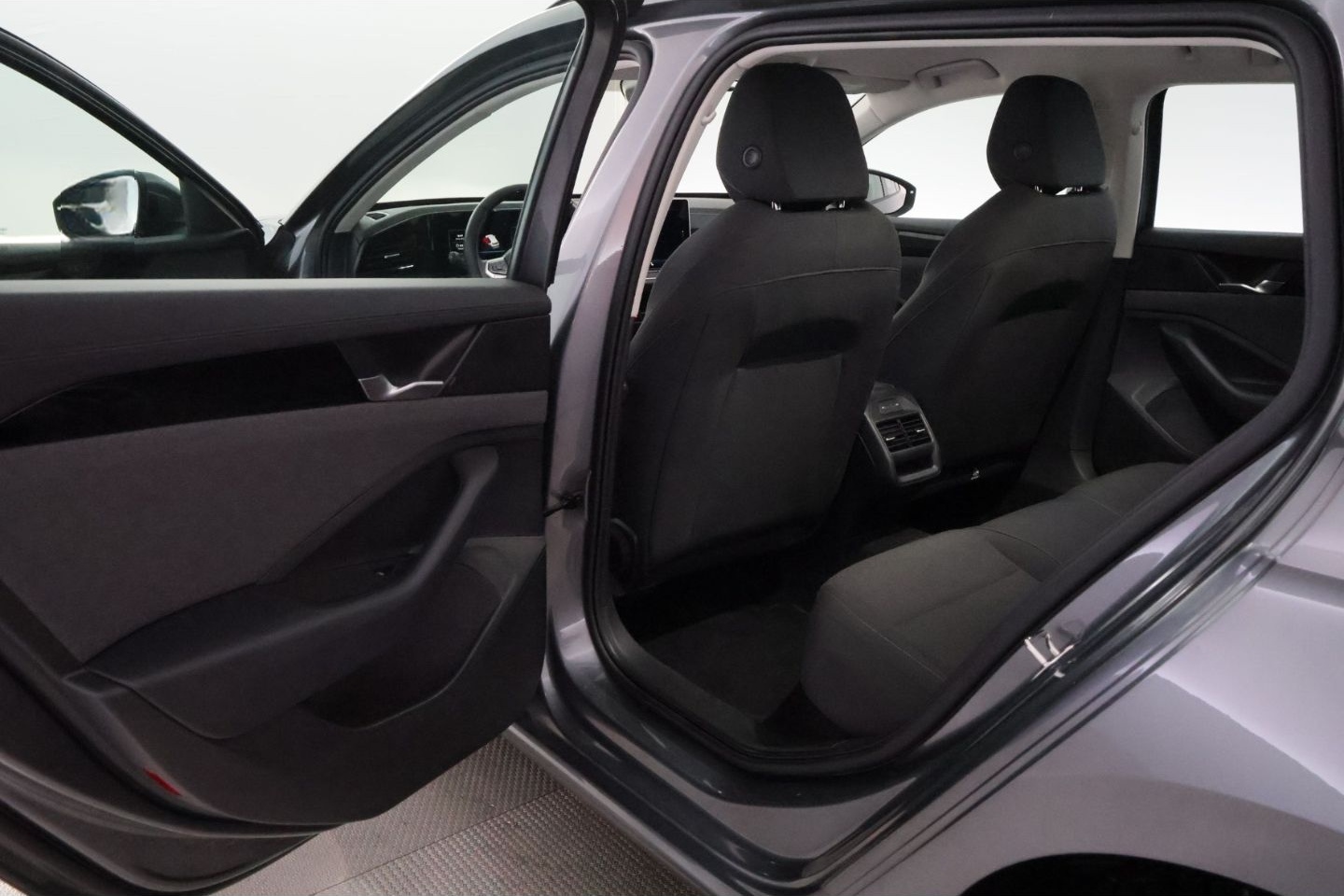 Volkswagen Passat Variant 1.5 eTSI DSG+LED+NAVI+TEMPO+PDC foto 19