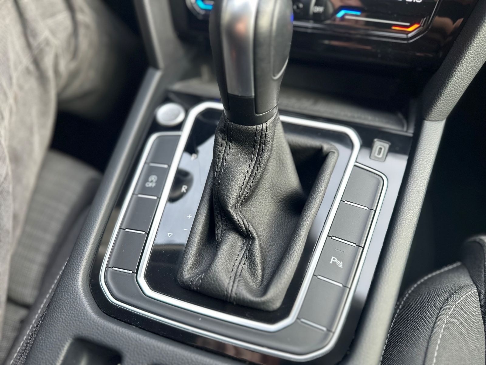 Volkswagen Passat Business MASSAGE LED NAVI RFK foto 36