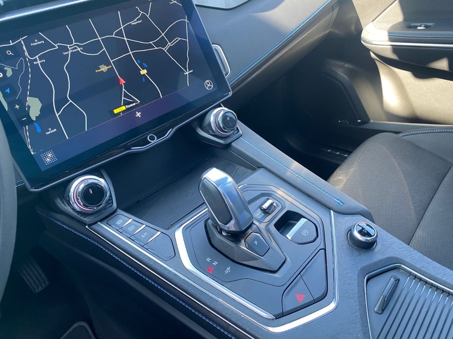 Lynk&Co 01 1.5 TD 192 kW El. Panodach Navi Memory Sitze  foto 15