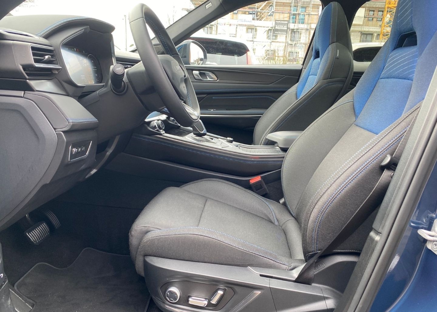 Lynk&Co 01 1.5 TD 192 kW El. Panodach Navi Memory Sitze  foto 10