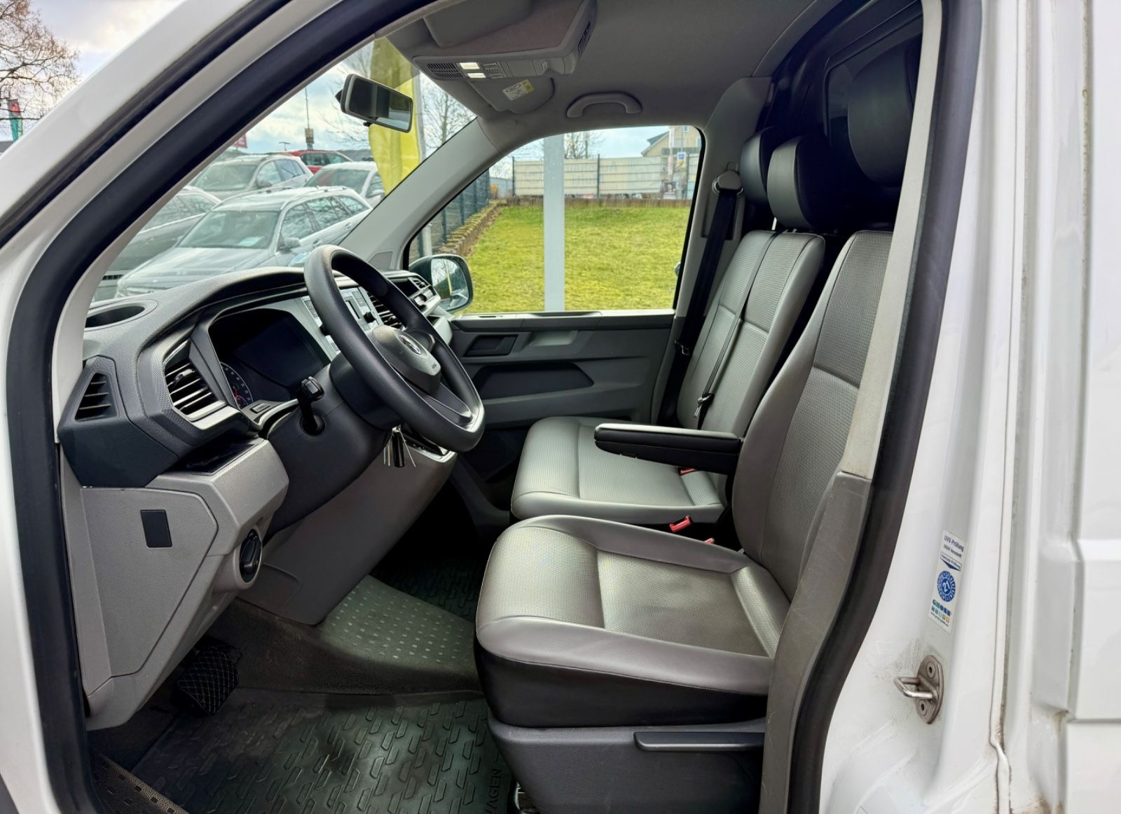 Volkswagen T6.1 Transporter Kasten lang AHK Stndhzg PDC foto 14