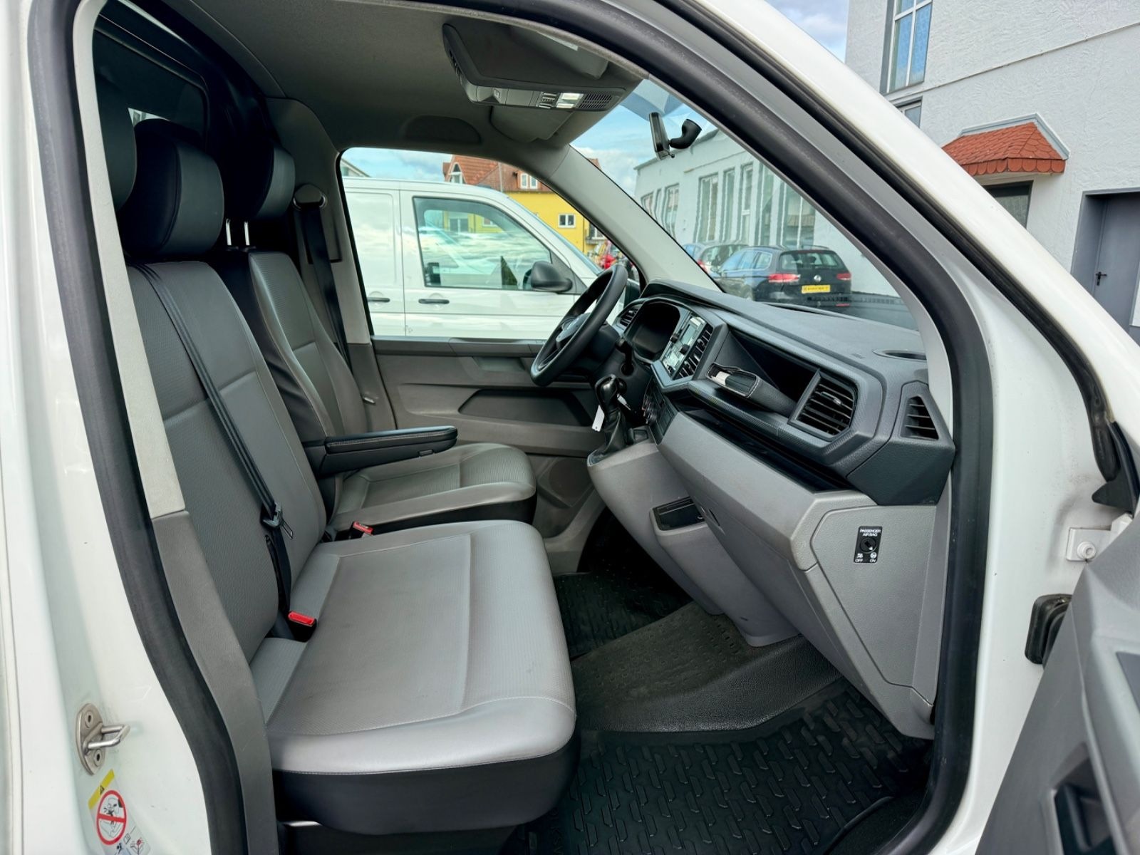 Volkswagen T6.1 Transporter Kasten lang AHK Stndhzg PDC foto 15