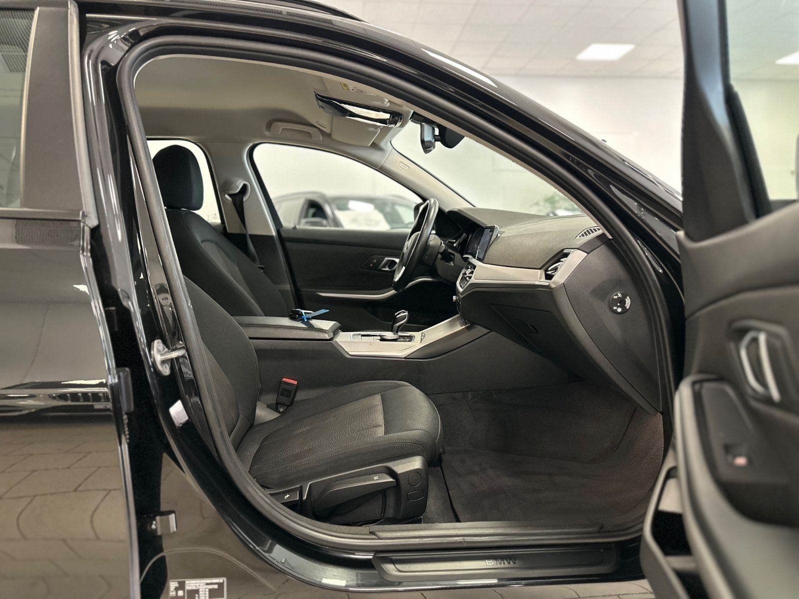 BMW 318d Advantage Aut/Navi/ParkAss/SitzHeiz/Tempoma foto 24