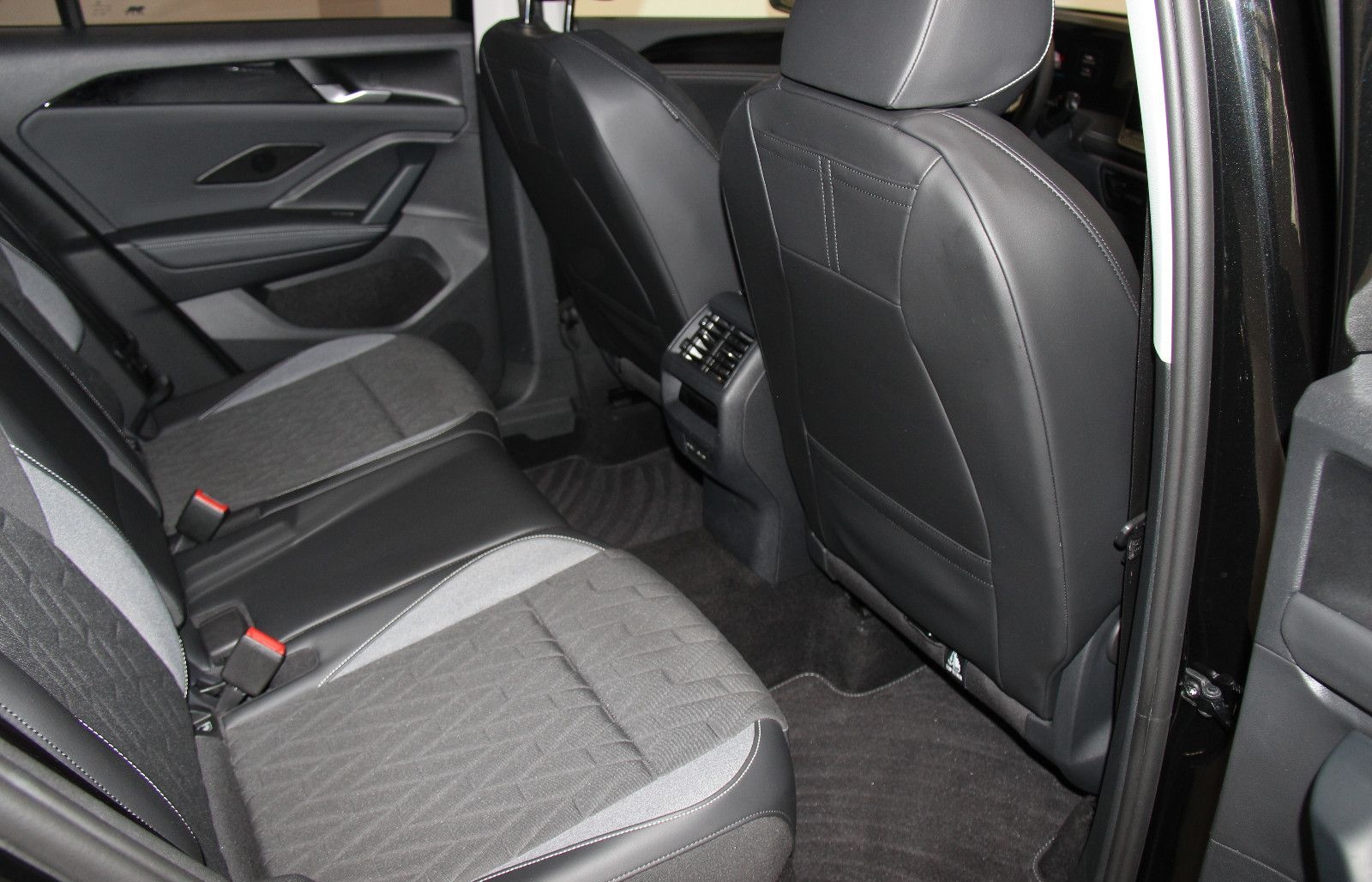Volkswagen Tiguan 1.5 eTSI Goal HD-MATRIX HUD NAV AHK 360° foto 7