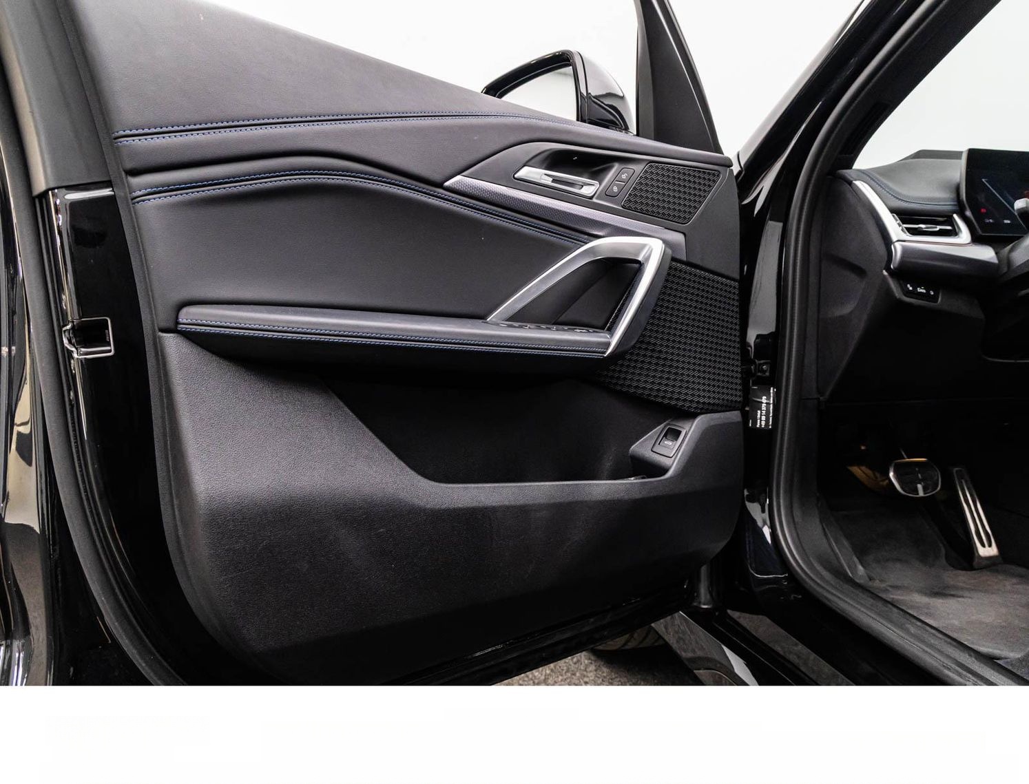 BMW iX1 30e xDRIVE M SPORT SHADOW/ACC/HuD/PANO/360° foto 14