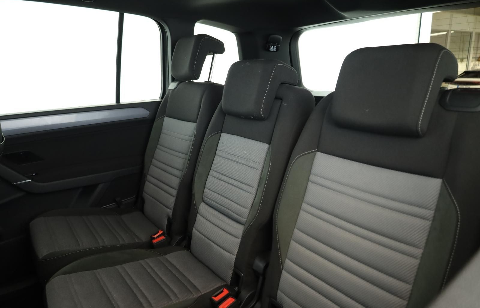 Volkswagen Touran 2.0 TDI DSG Highline R-Line 7 Pano 18 AHK foto 10