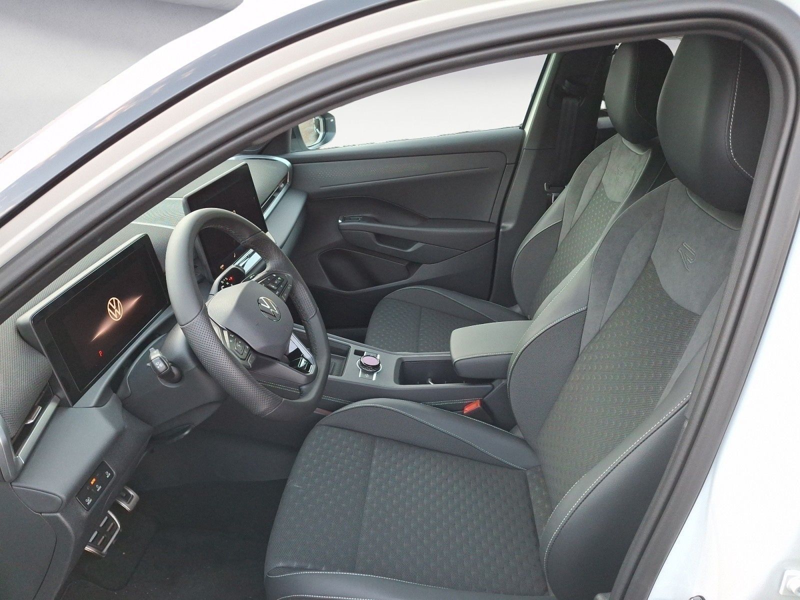 Volkswagen T-Roc R-Line 1.5 l eTSI OPF  7-Gang-Doppelkupplu foto 7