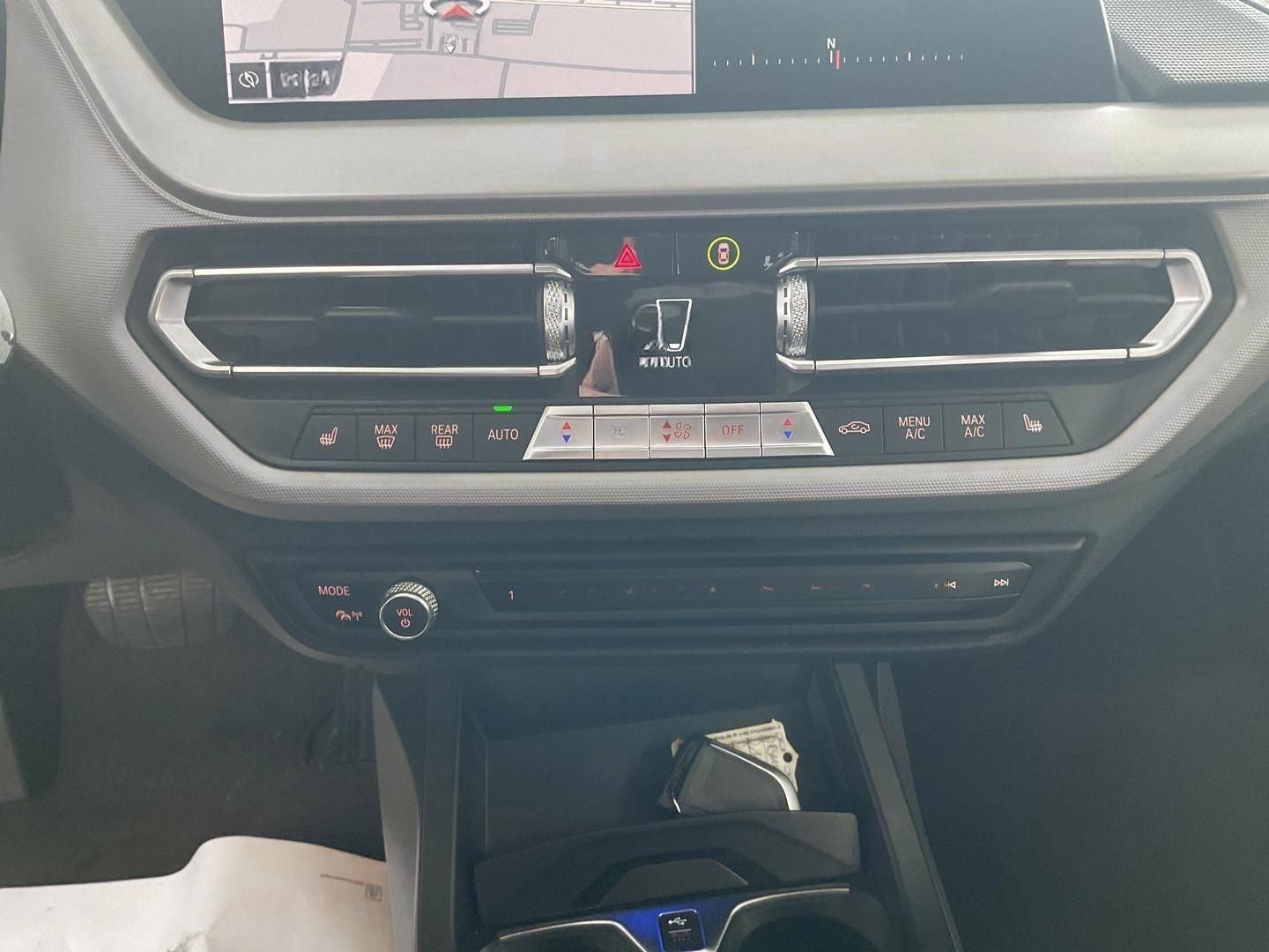 BMW 118 i Modell Advantage Navi SHZ LED PDC DAB foto 12