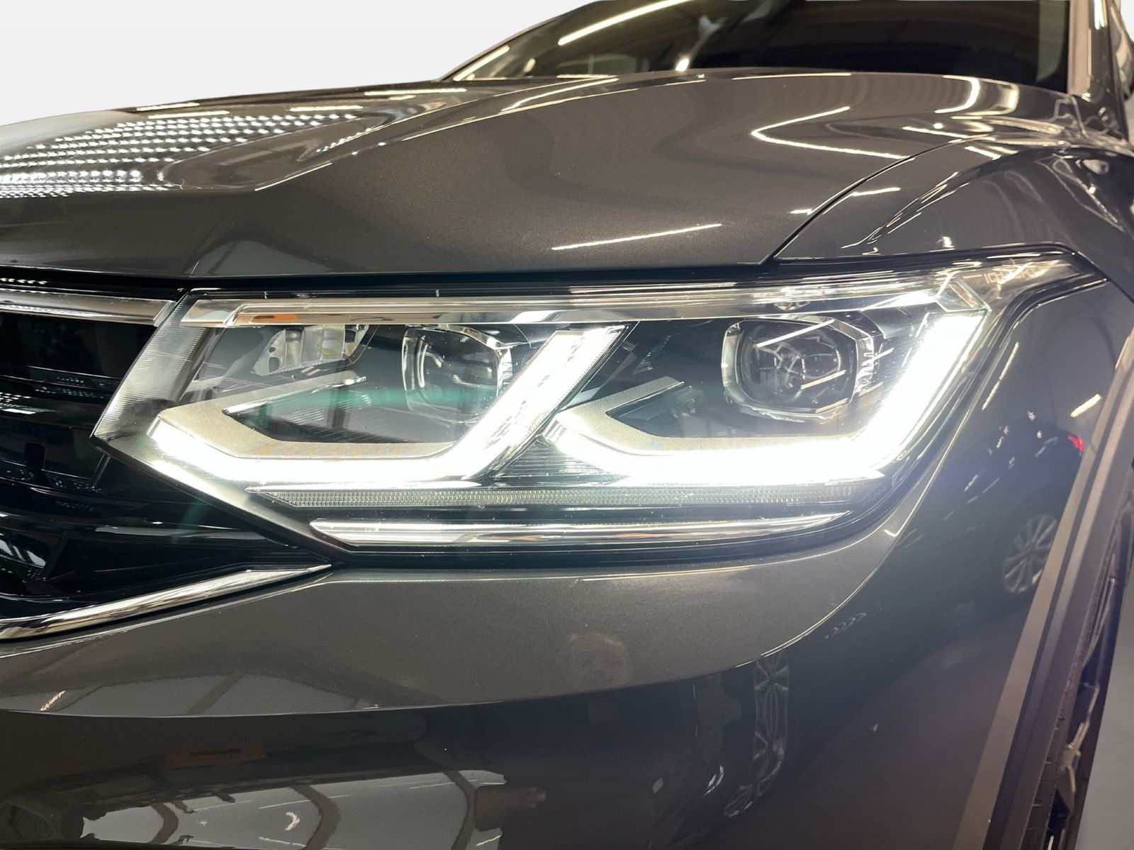 Volkswagen Tiguan R 2.0 TSI DSG 4M. ACC AHK AUT Kam. LED foto 14