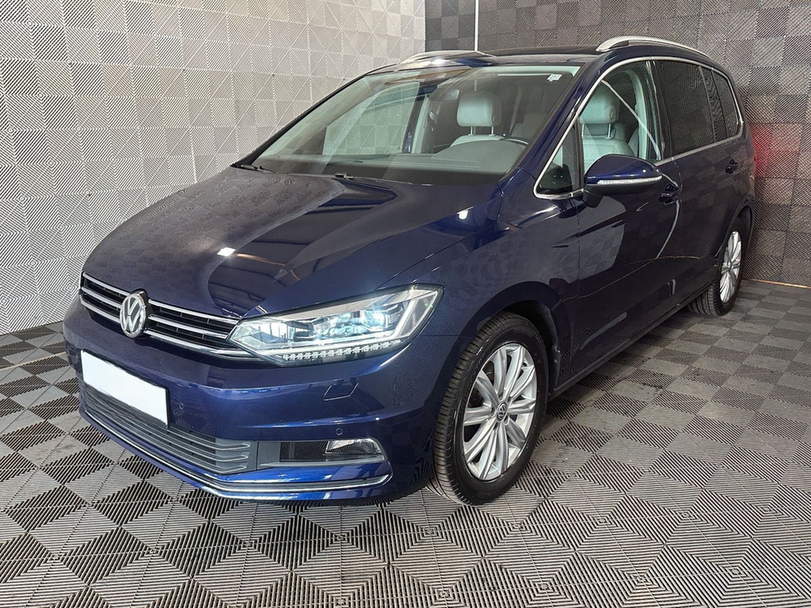 Volkswagen Touran 1.5 TSI*HIGHLINE*LED-7.STZ-PANO-AHK-ACC foto 2