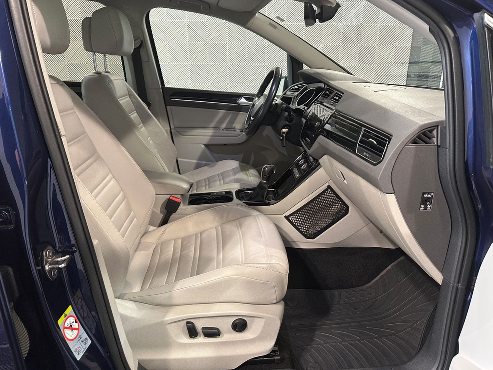 Volkswagen Touran 1.5 TSI*HIGHLINE*LED-7.STZ-PANO-AHK-ACC foto 21