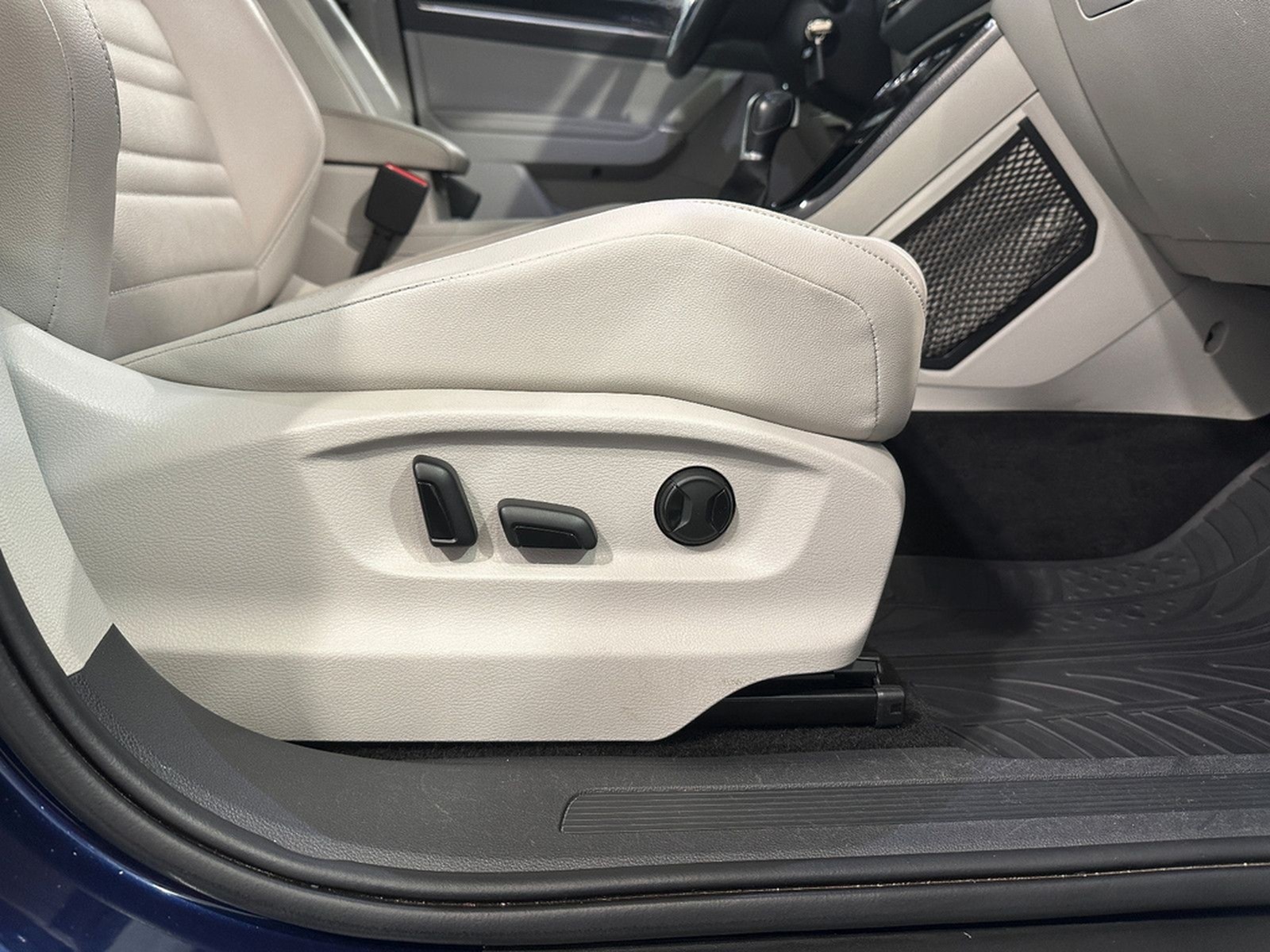 Volkswagen Touran 1.5 TSI*HIGHLINE*LED-7.STZ-PANO-AHK-ACC foto 22