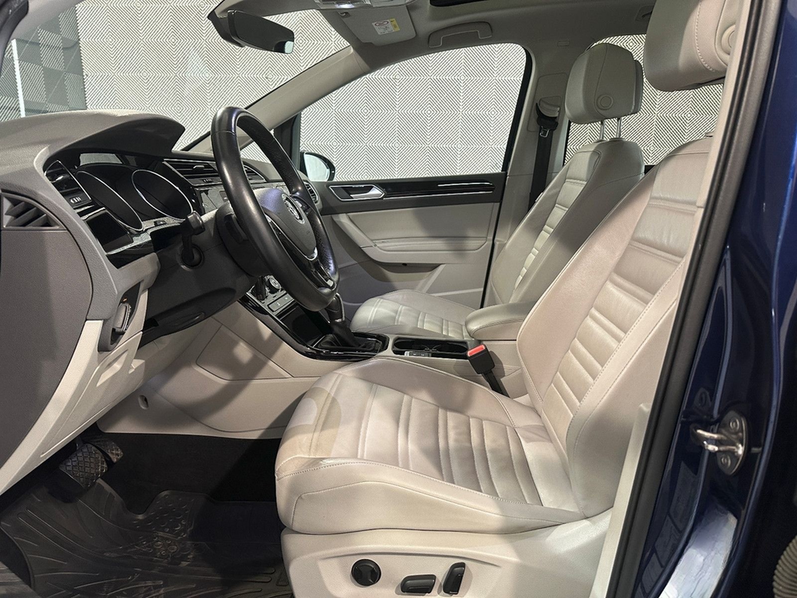 Volkswagen Touran 1.5 TSI*HIGHLINE*LED-7.STZ-PANO-AHK-ACC foto 25