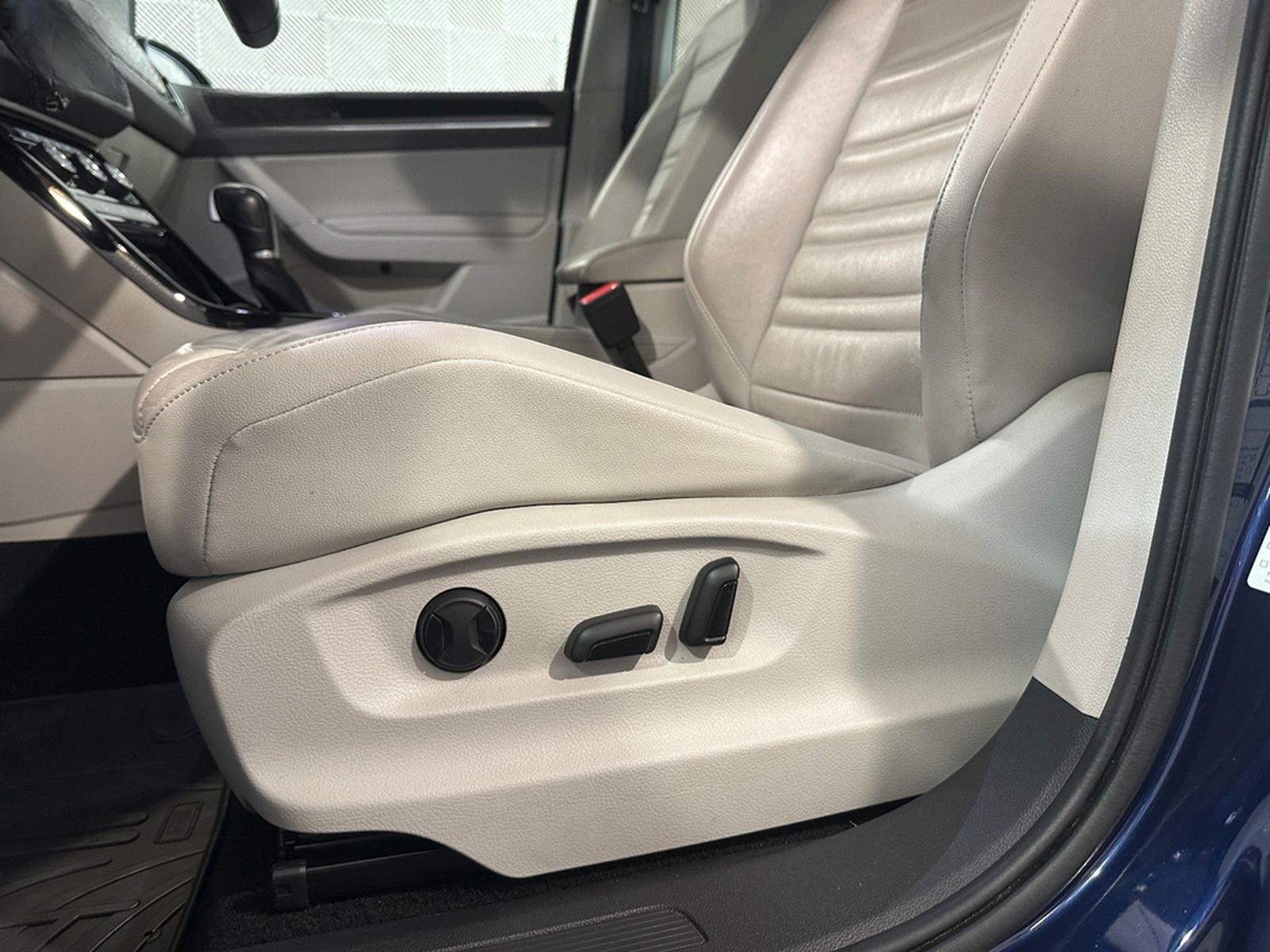 Volkswagen Touran 1.5 TSI*HIGHLINE*LED-7.STZ-PANO-AHK-ACC foto 26