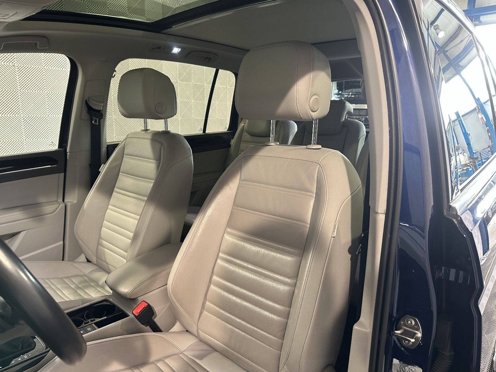 Volkswagen Touran 1.5 TSI*HIGHLINE*LED-7.STZ-PANO-AHK-ACC foto 27