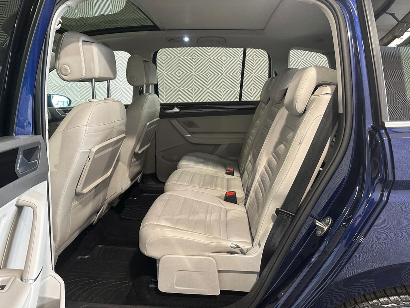 Volkswagen Touran 1.5 TSI*HIGHLINE*LED-7.STZ-PANO-AHK-ACC foto 29