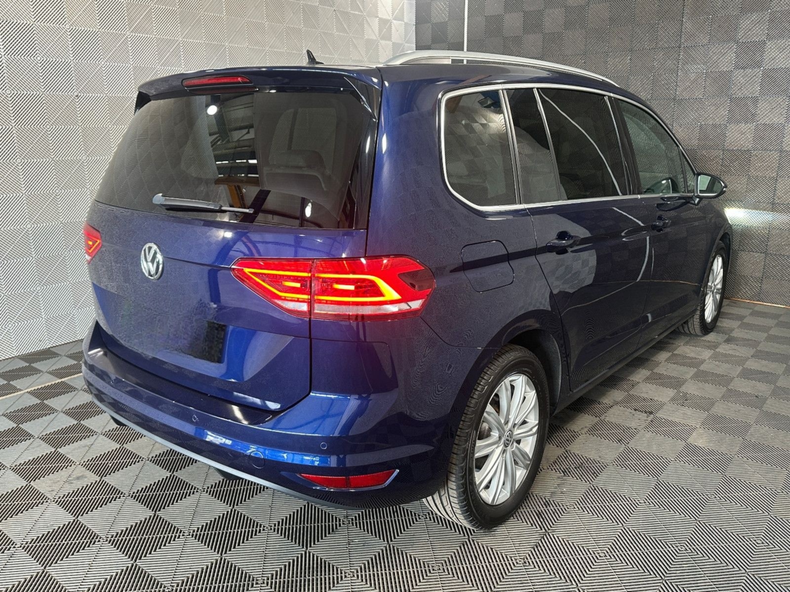 Volkswagen Touran 1.5 TSI*HIGHLINE*LED-7.STZ-PANO-AHK-ACC foto 4