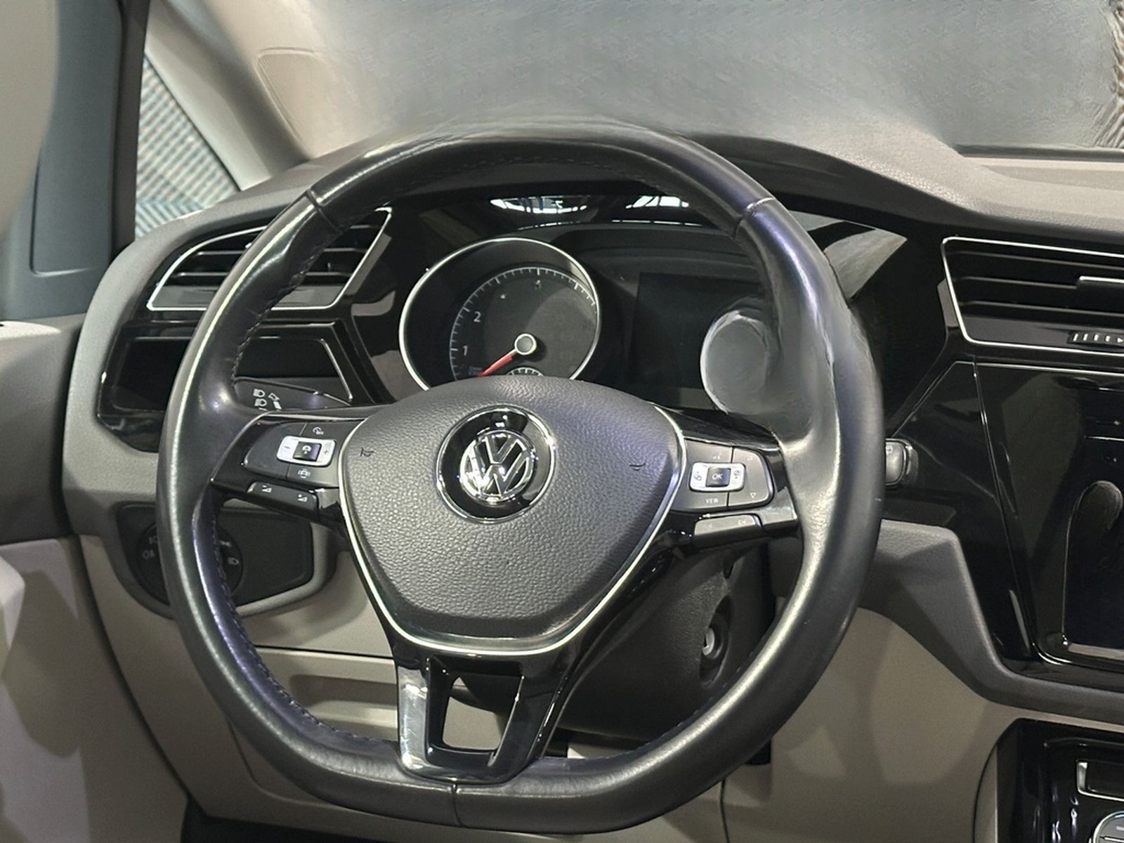 Volkswagen Touran 1.5 TSI*HIGHLINE*LED-7.STZ-PANO-AHK-ACC foto 34