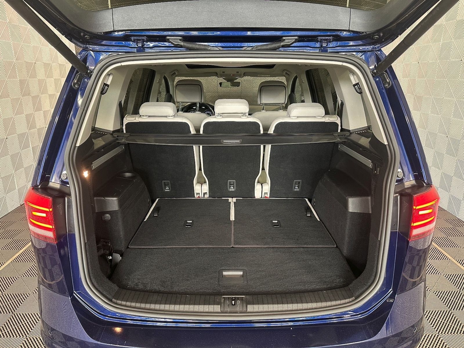 Volkswagen Touran 1.5 TSI*HIGHLINE*LED-7.STZ-PANO-AHK-ACC foto 5