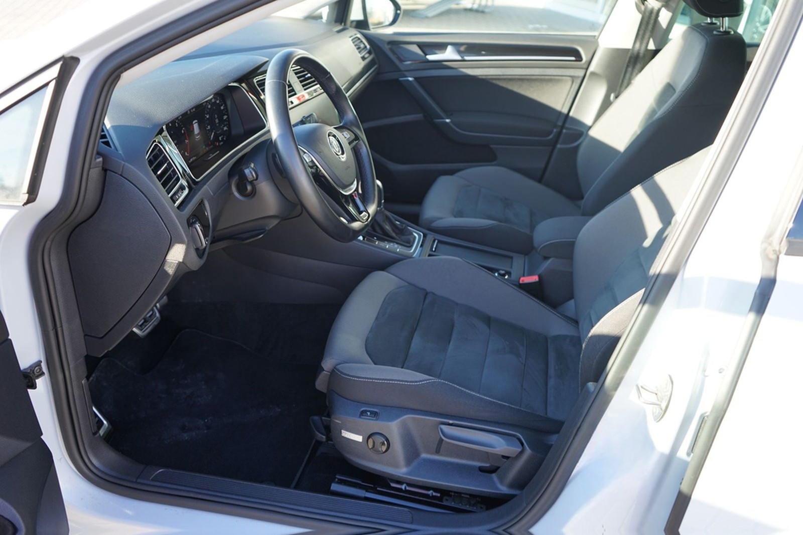 Volkswagen Golf VII 1.5 TSI Highline DSG LED Navi DAB ACC foto 32