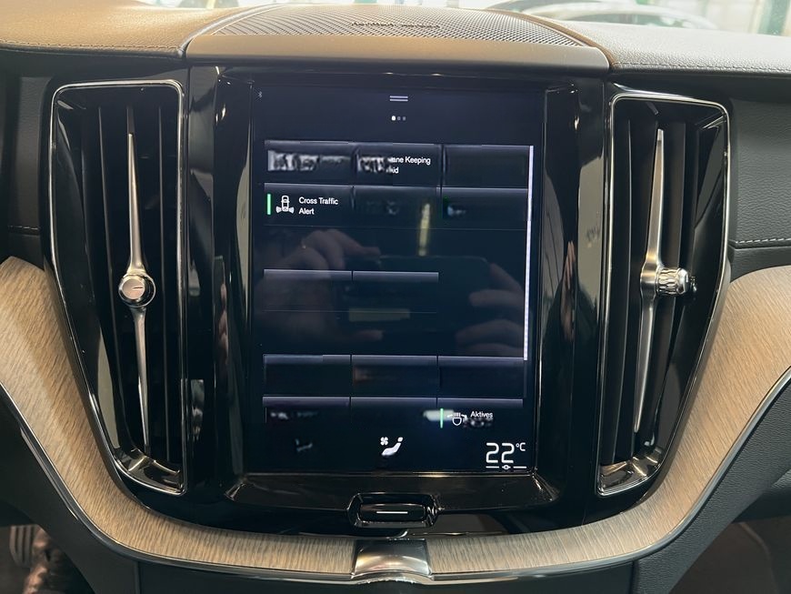 Volvo XC60 D4 Inscription Glasd Head-Up BLIS Kamera Le foto 24