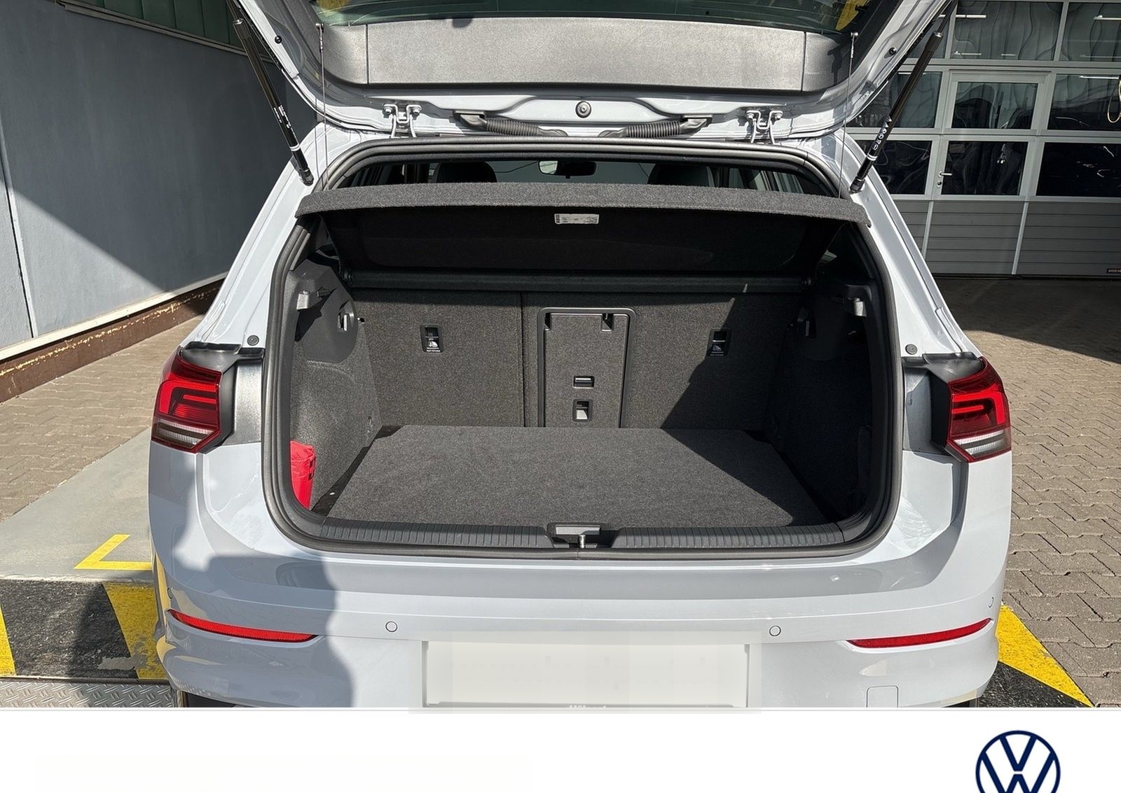 Volkswagen Golf VIII 1.5 eTSI R-LINE VIRTUALCOCKPIT CARPLAY foto 17