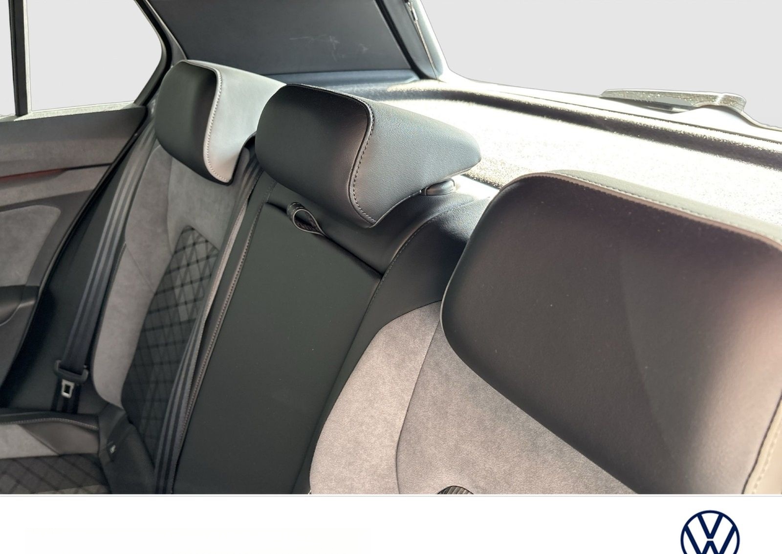 Volkswagen Golf VIII 1.5 eTSI R-LINE VIRTUALCOCKPIT CARPLAY foto 9