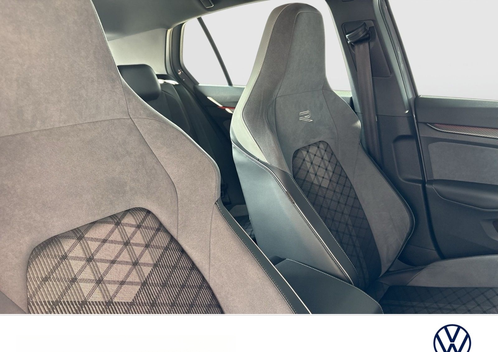 Volkswagen Golf VIII 1.5 eTSI R-LINE VIRTUALCOCKPIT CARPLAY foto 10