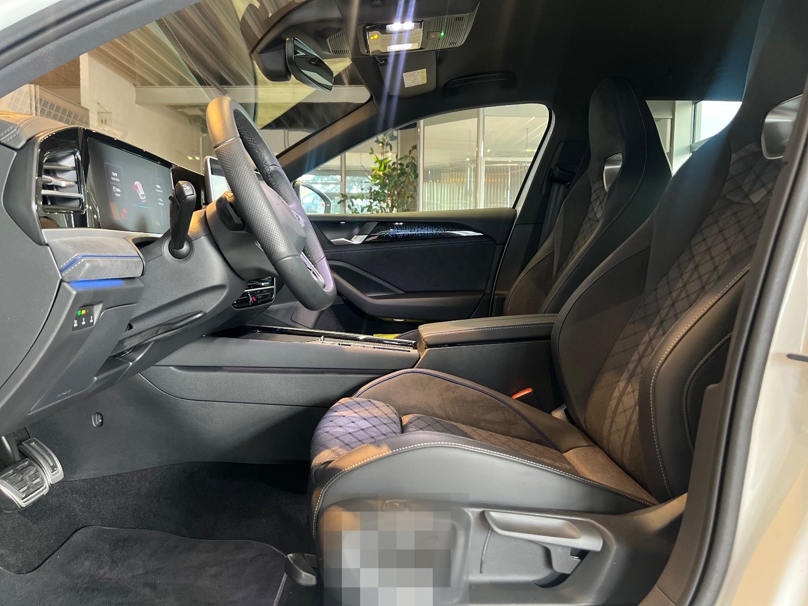 Volkswagen Passat 1.5 TSI eHybrid/R-Line/IQ LIGHT/AHK/H&K foto 17