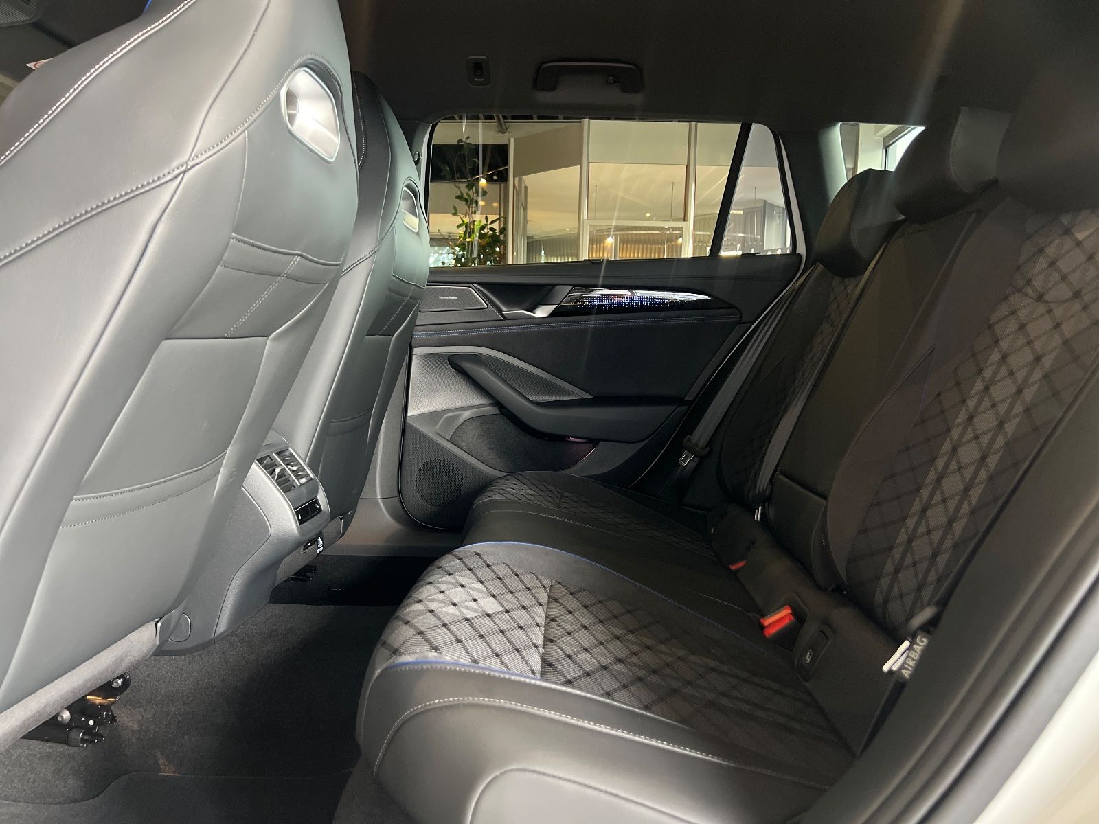 Volkswagen Passat 1.5 TSI eHybrid/R-Line/IQ LIGHT/AHK/H&K foto 19