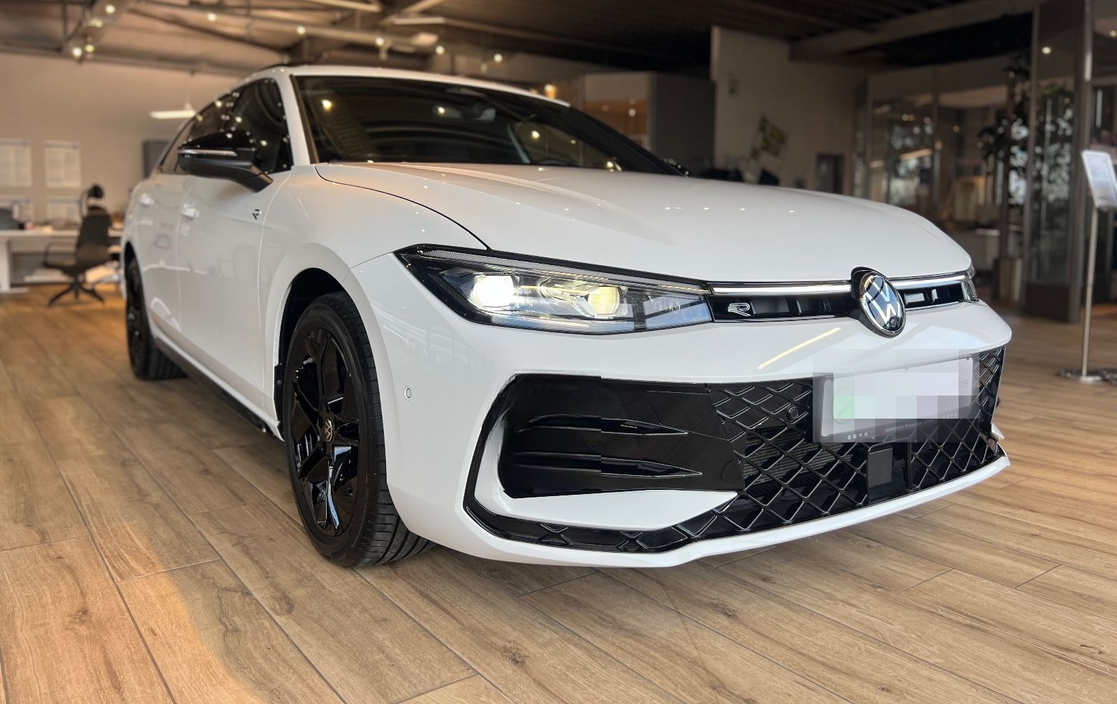 Volkswagen Passat 1.5 TSI eHybrid/R-Line/IQ LIGHT/AHK/H&K foto 3