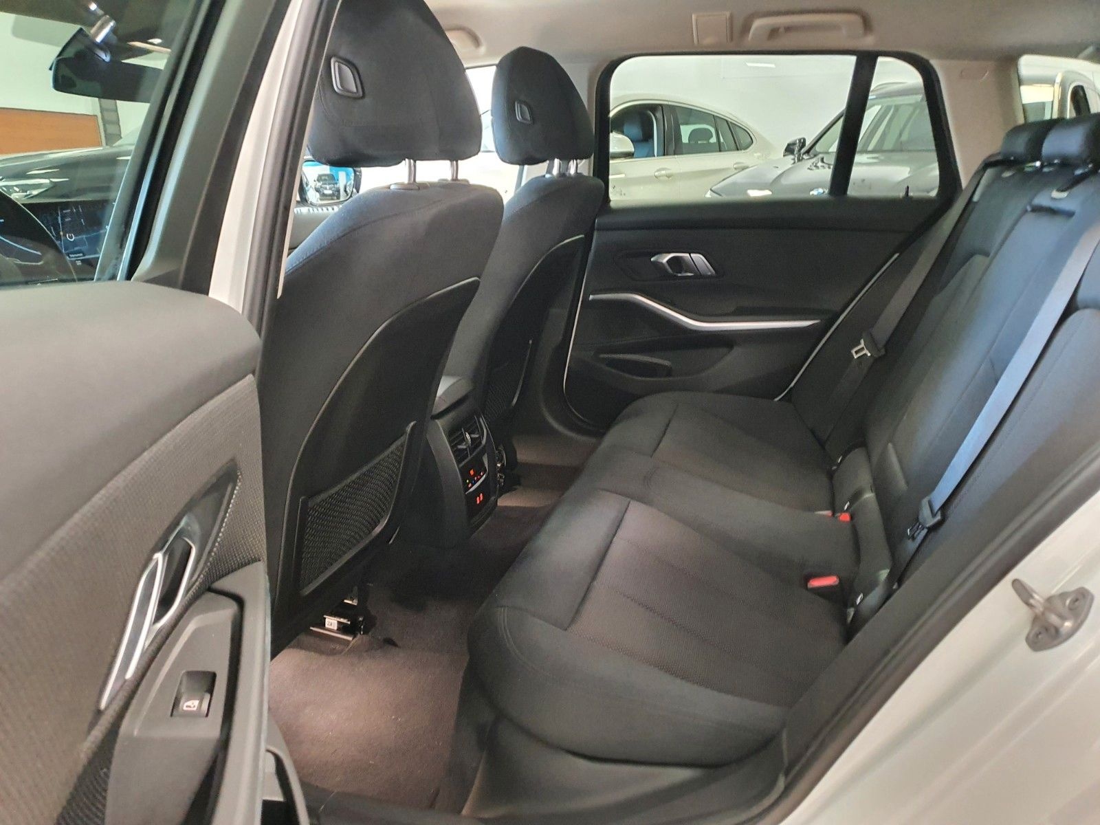 BMW 318d Aut/Navi/Stop&Go/StandHeiz/DriveAss foto 23