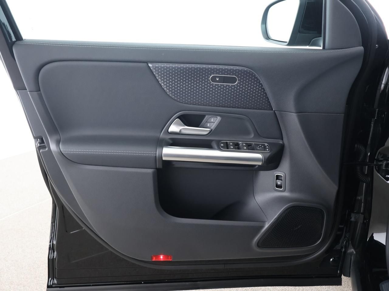 Mercedes-Benz GLA 180 d Night Progressive MBUX Pano Distronic foto 13