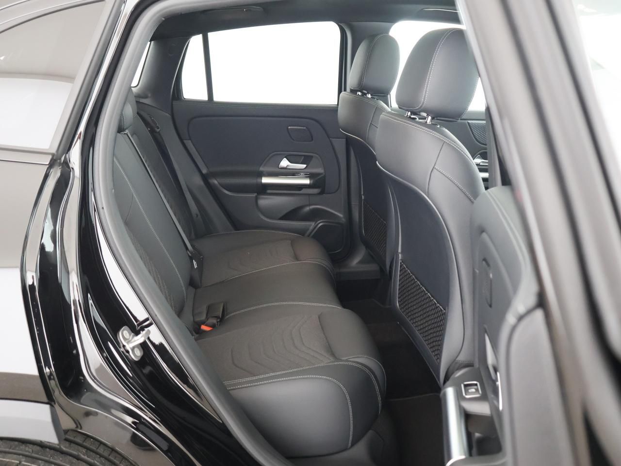 Mercedes-Benz GLA 180 d Night Progressive MBUX Pano Distronic foto 15