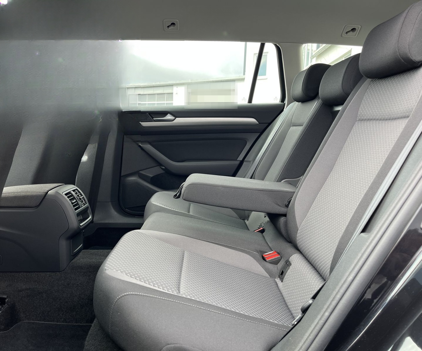 Volkswagen Passat Variant 1.5 TSI Conceptline 141€ m.20% An foto 15
