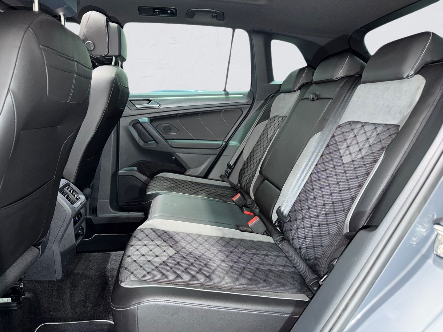 Volkswagen Tiguan 4M DSG 3x R LINE MATRIX PANO AHK NAV PRO  foto 11