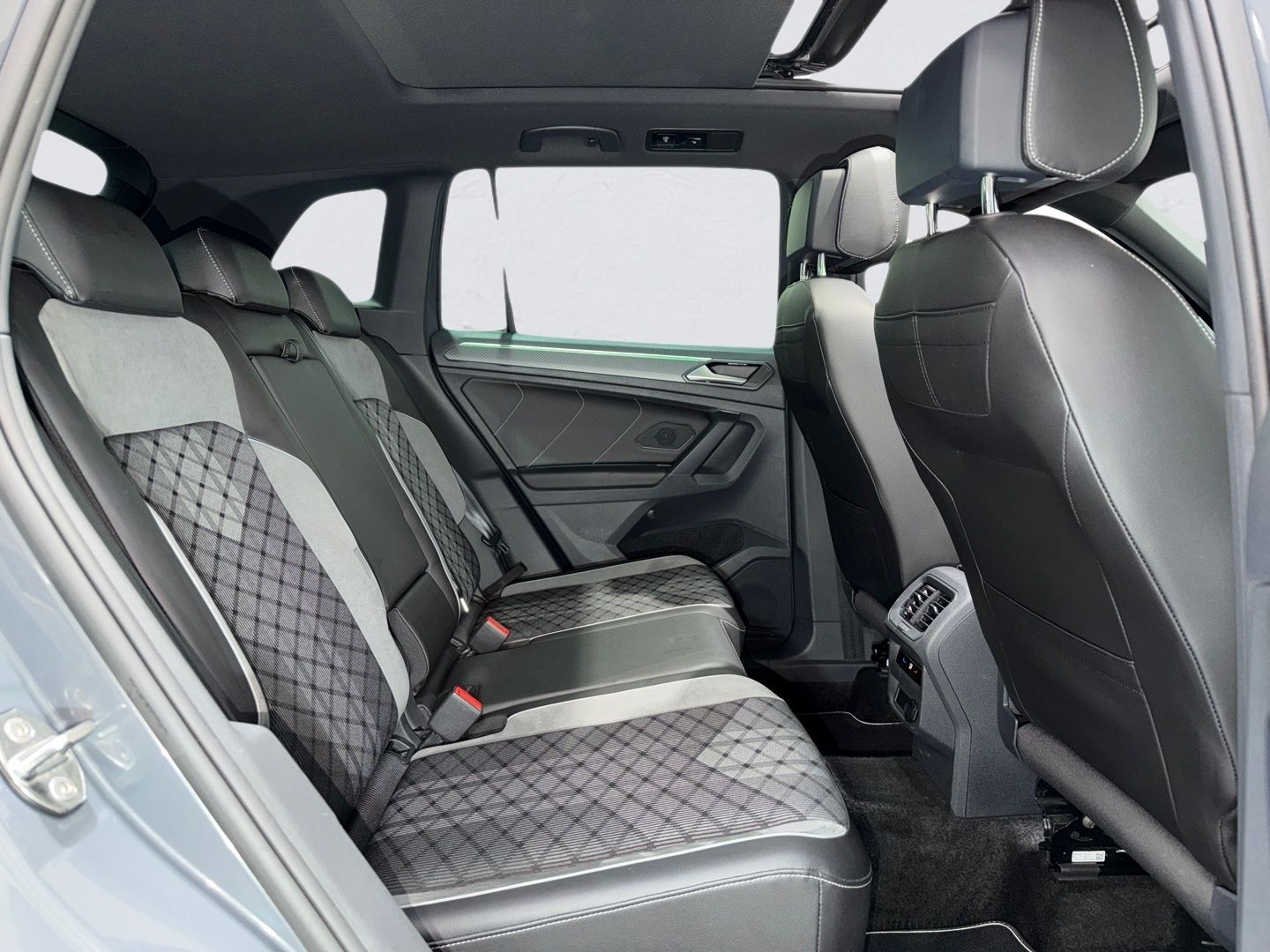 Volkswagen Tiguan 4M DSG 3x R LINE MATRIX PANO AHK NAV PRO  foto 12
