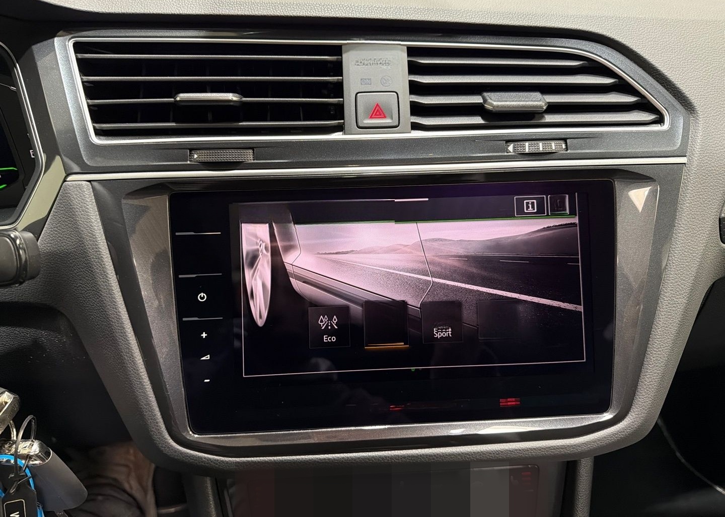 Volkswagen Tiguan 4M DSG 3x R LINE MATRIX PANO AHK NAV PRO  foto 16