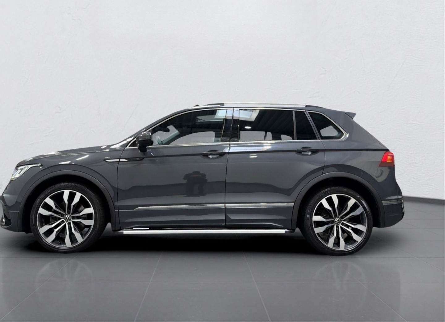 Volkswagen Tiguan 4M DSG 3x R LINE MATRIX PANO AHK NAV PRO  foto 3