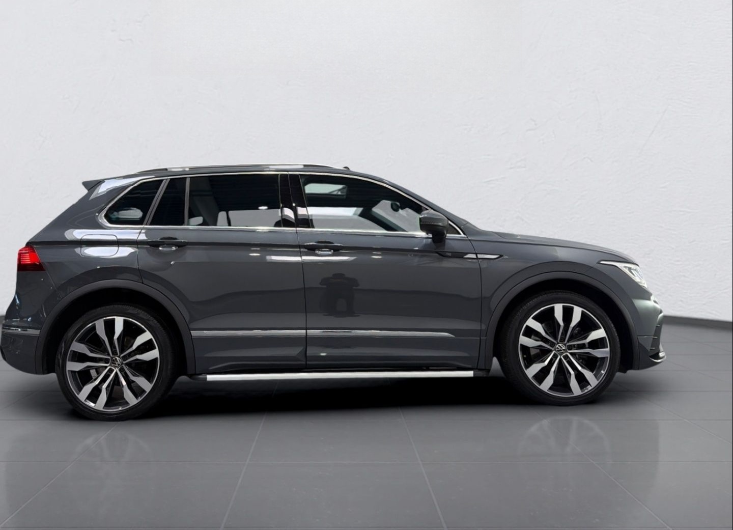 Volkswagen Tiguan 4M DSG 3x R LINE MATRIX PANO AHK NAV PRO  foto 6