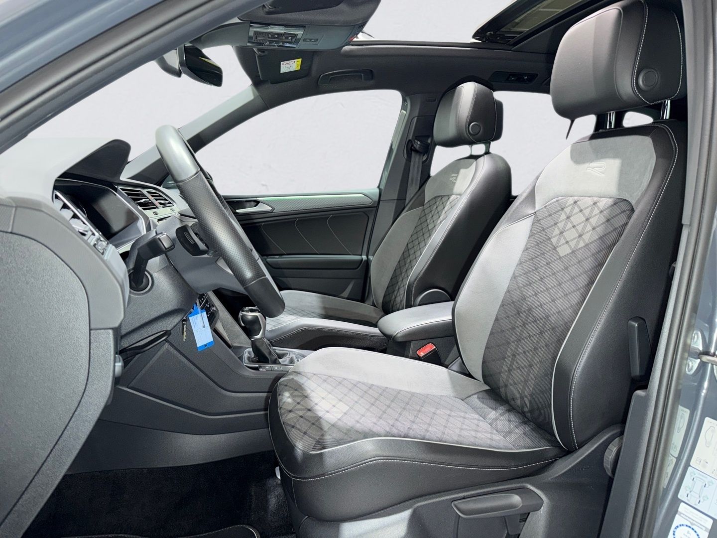 Volkswagen Tiguan 4M DSG 3x R LINE MATRIX PANO AHK NAV PRO  foto 10