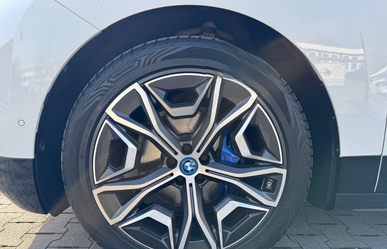 BMW iX xDrive40 Sport PanoramaSky AHK Laser foto 3