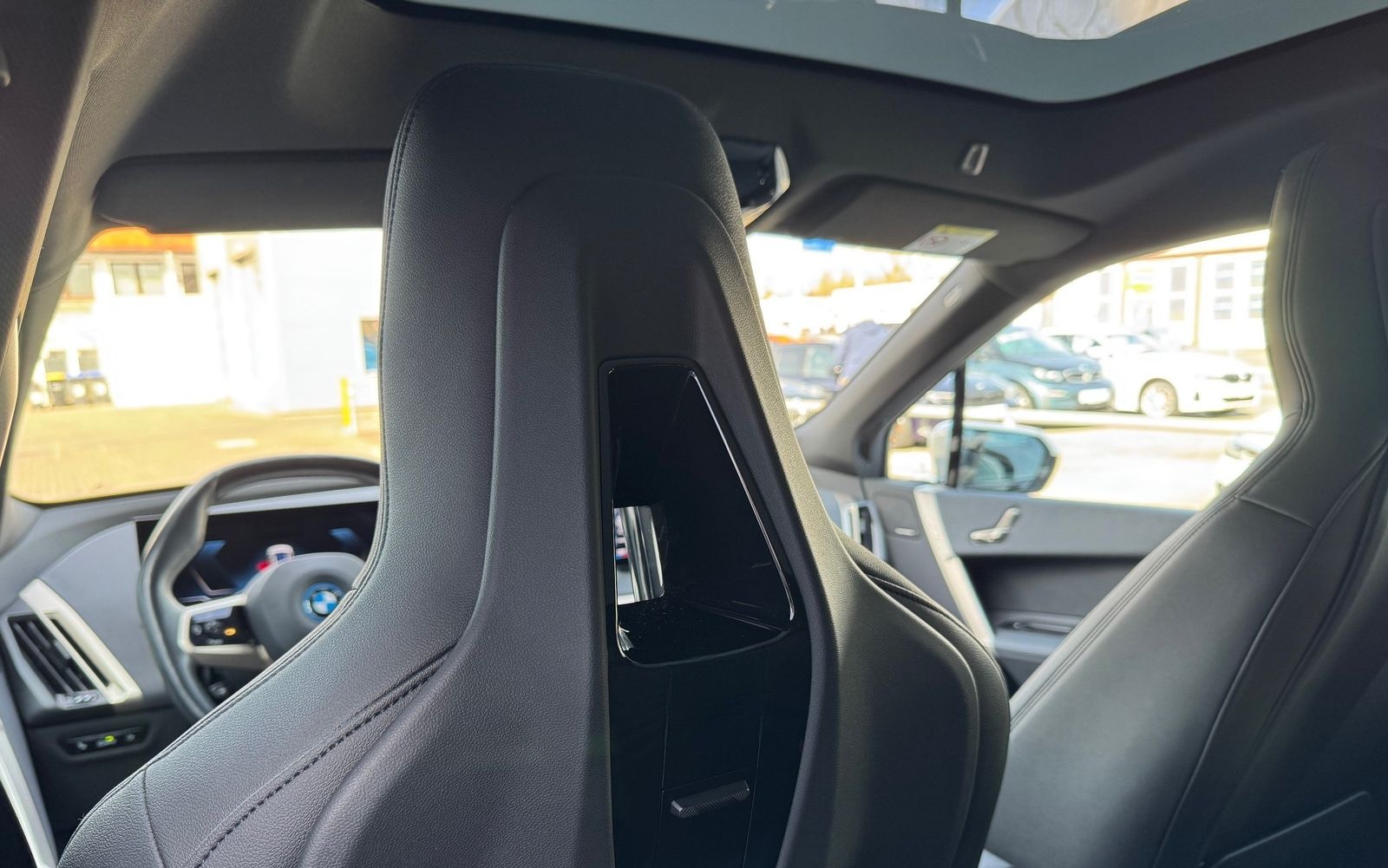 BMW iX xDrive40 Sport PanoramaSky AHK Laser foto 22