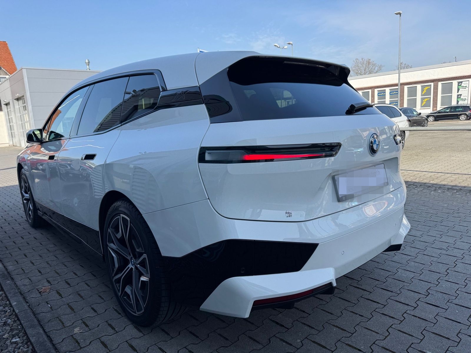 BMW iX xDrive40 Sport PanoramaSky AHK Laser foto 5