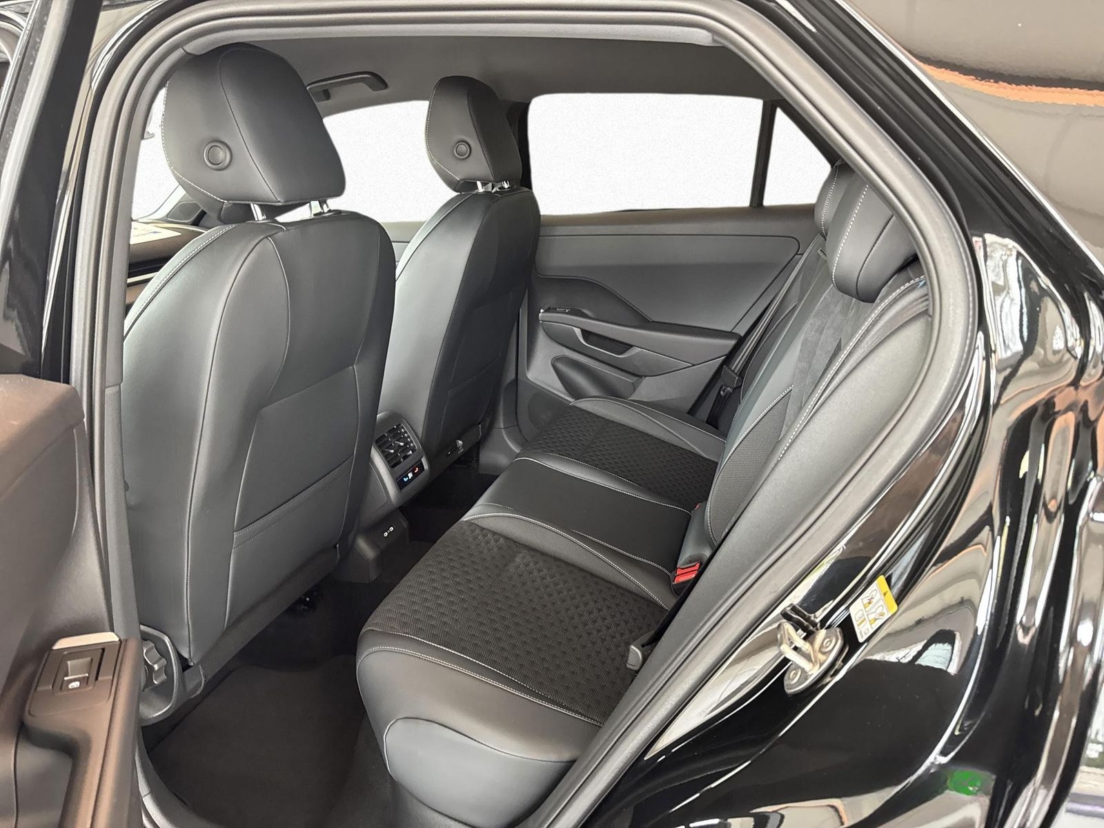 Volkswagen T-Roc R-Line 1.5 l eTSI OPF 110 kW (150 PS) 7-Ga foto 13